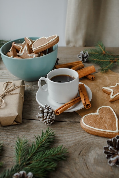 Ingwerplätzchen, Kaffee, Draufsicht, Weihnachtstisch, natürlicher Hintergrund