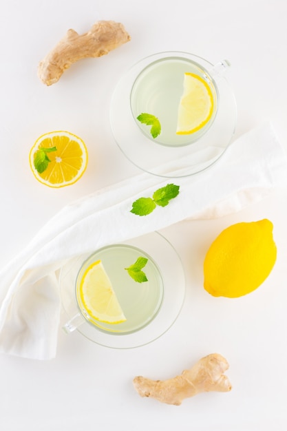 Ingwertee mit Zitrone und Minze in Glasbechern