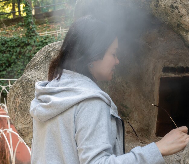 Inhalación de aguas termales. Mujer de mediana edad la inhalación de un manantial termal natural en el complejo de Termal, Turquía