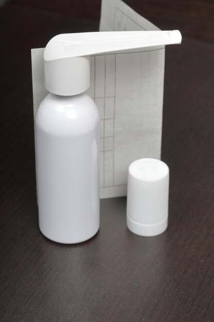 Inhalador para el tratamiento de los órganos respiratorios lata de spray y tapa blanca Próxima receta para comprar