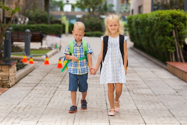 Inhalt Little Boy und Girl zu Fuß zur Schule