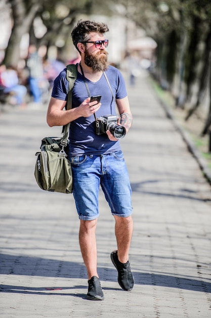 Inhaltsersteller Mann, bärtiger Hipster-Fotograf Alt, aber immer noch gut Fotograf hält Vintage-Kamera Moderner Blogger Manuelle Einstellungen Fotograf mit Bart und Schnurrbart Tourist fotografiert Fotos