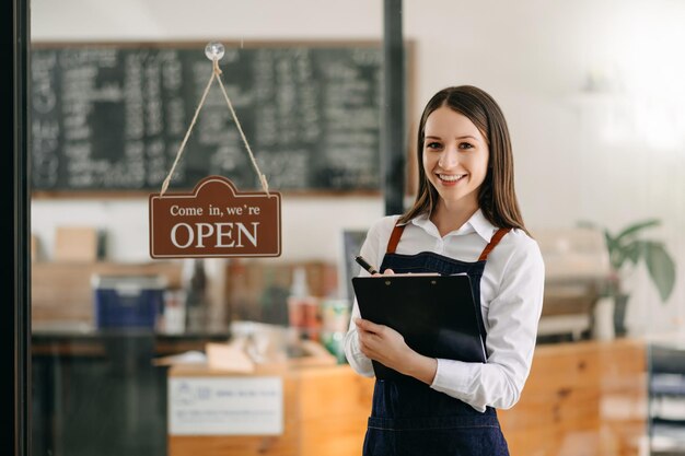 Inicialização bem-sucedida do proprietário de uma pequena empresa, mulher, com tablet no café, restaurante, mulher, barista, proprietário do café xA