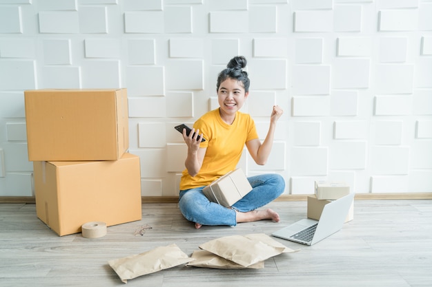 Inicialização pequena empresa empreendedor sme freelance mulher trabalha com telefone inteligente