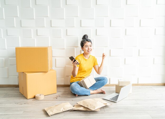 Inicialização pequena empresa empreendedor sme freelance mulher trabalha com telefone inteligente