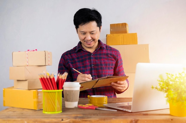 Iniciando pequenas empresas Proprietários de PMEs homens empreendedores Escreva o endereço na caixa de recibo