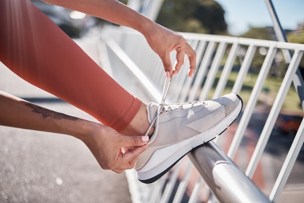 Iniciar fitness e sapato de mulher na cidade para treinamento de exercícios aeróbicos e treino na austrália motivação de sapatos e corredor amarrando cadarços para esportes ao ar livre correndo para saúde e desempenho corporal