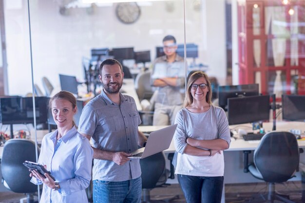 iniciar o retrato da equipe de negócios no interior do escritório moderno