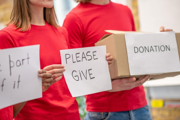 Iniciativa social. Jóvenes voluntarios que animan a la gente a donar