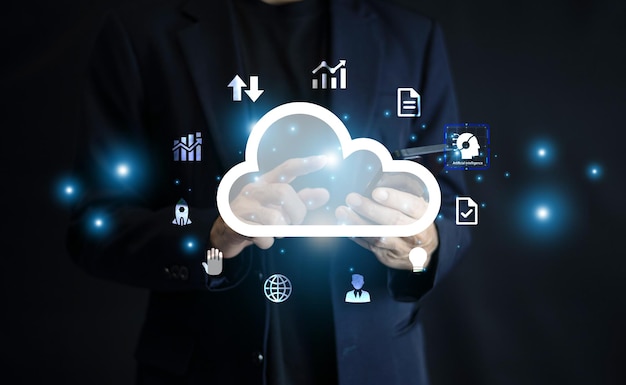 Las iniciativas de transformación digital implican la integración de tecnologías avanzadas en las operaciones empresariales mediante la adopción de herramientas como la computación en la nube y la inteligencia artificial.