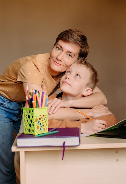 Inicio aprendizaje en línea escuela mamá ayudando hijo