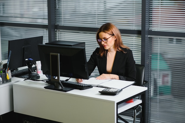 Início da empresa, mulheres líderes da nova empresa autoconfiantes