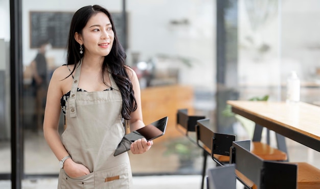 Inicio exitoso propietario de una pequeña empresa sme beauty girl stand con tableta en cafetería restaurante Retrato de mujer asiática barista cafe propietario SME empresario vendedor concepto de negocio