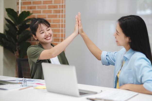 Inicio Feliz trabajo en equipo de negocios asiáticos celebrando el éxito empresarial trabajando juntos