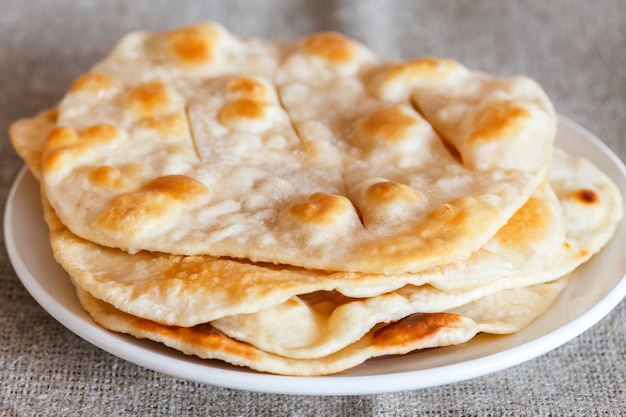 Inicio fritos bisquits de agua sobre la mesa blanca, sobre lienzo. Estilo rústico Borrosa