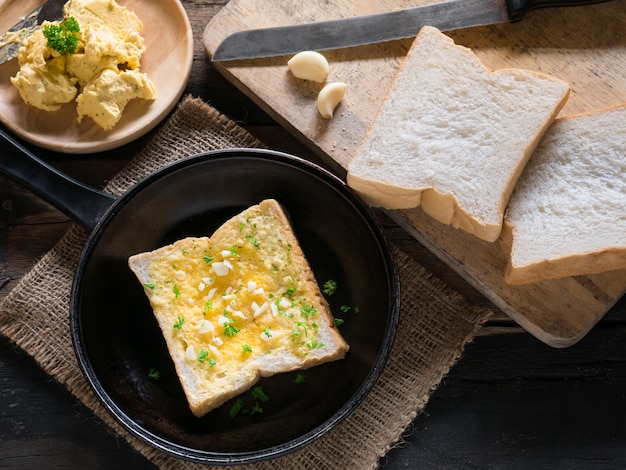 Inicio hacer pan de ajo.