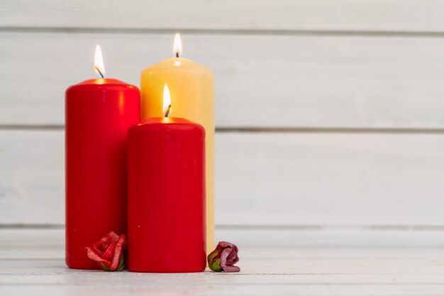 Inicio iluminación velas en mesa de madera