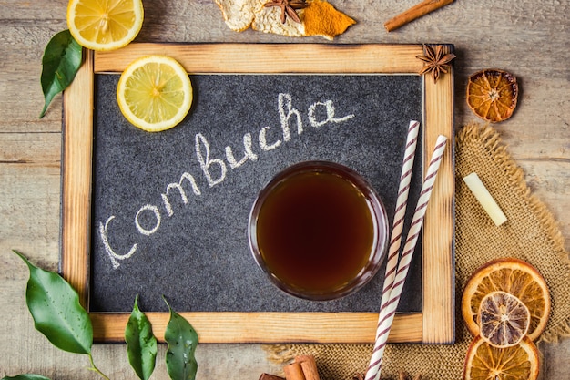 Inicio Kombucha con limón. enfoque selectivo Beber.