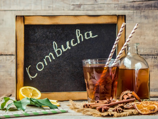 Inicio Kombucha con limón. enfoque selectivo Beber.