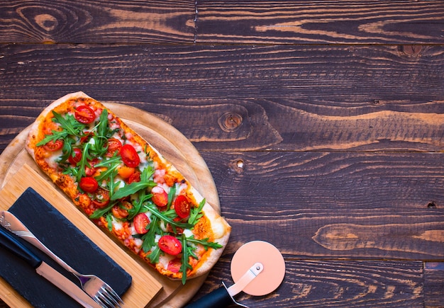 Inicio mucama pizza fresca con tomate rucola y mozzarell