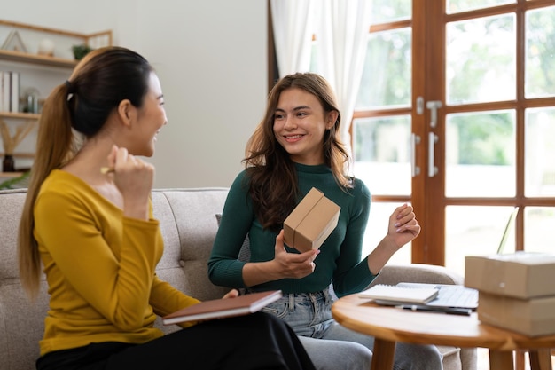 Inicio de negocios de dos mujeres para marketing en línea Paquetes de cajas de embalaje de emprendedores para enviar vendedores de PYME y concepto de ventas en línea independientes