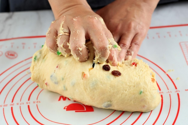 Inicio Pastelero Amasado de la Masa para la Elaboración de Pan Artesanal de Frutas o Panettone