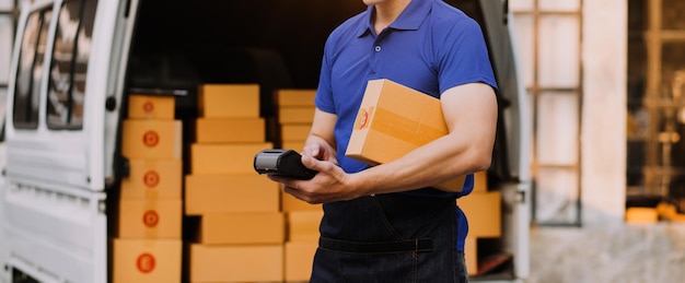 Inicio de pequeñas empresas Propietarios de pymes empresarios que trabajan en cajas y revisan pedidos en línea para prepararse para empacar las cajas vender a los clientes ideas de negocios de pymes en línea