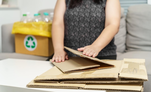 Inicio reciclaje concepto eco cero desperdicio Mujer usando caja de papel reciclado Apilando caja de cartón marrón embalaje ecológico hecho de materias primas reciclables