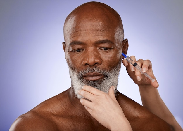 Injeção de botox para cuidados com a pele e homem sênior recebendo tratamento antienvelhecimento no rosto no fundo do estúdio Seguro médico de saúde e mãos com seringa injetando homem negro com colágeno para tratamento facial