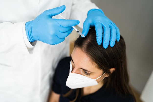 Injeção de terapia capilar por médico usando seringa