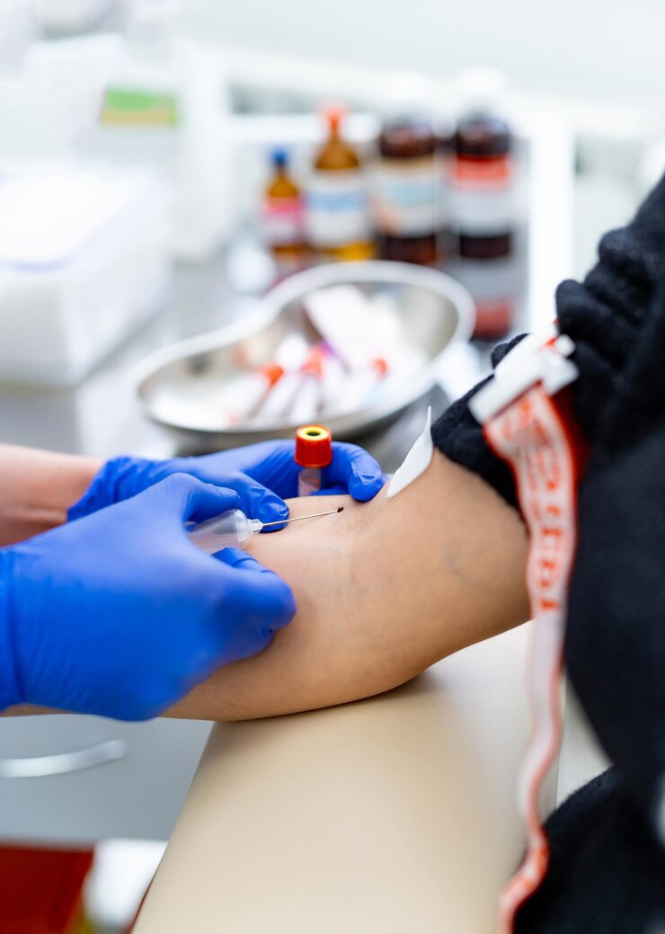 Foto injeção hospitalar moderna com agulha. médico de medicina tomando sangue de mão.