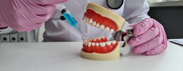 Injeções de dente para aliviar a dor Injeção de anestésico na gengiva e anestesia para tratamento de dente