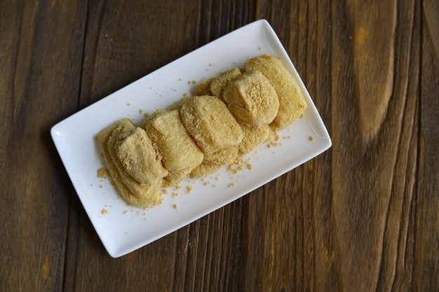 Injeolmi Koreanischer traditioneller Reiskuchen mit Holzhintergrund