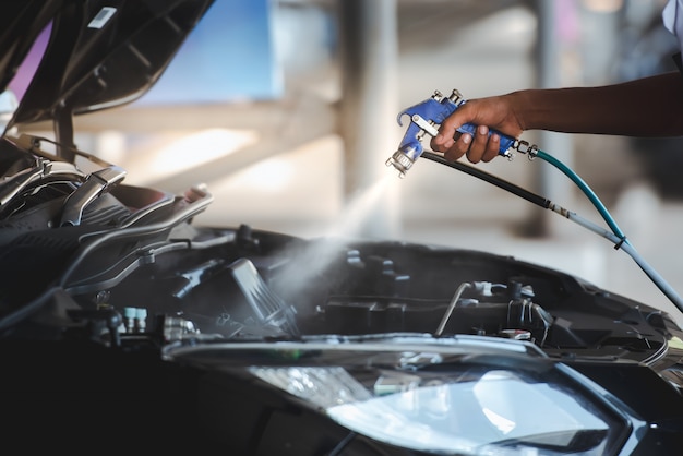 Injete a cera do motor após lavar o carro para fazer com que o motor brilhe e fique preto. - encerar o motor.