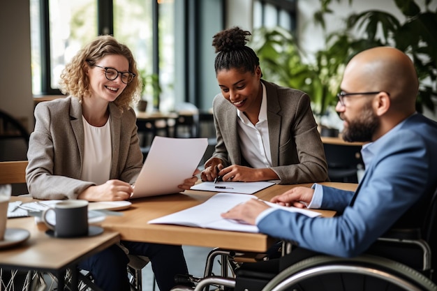 Inklusive Zusammenarbeit. Verschiedene Teams am Arbeitsplatz in Aktion