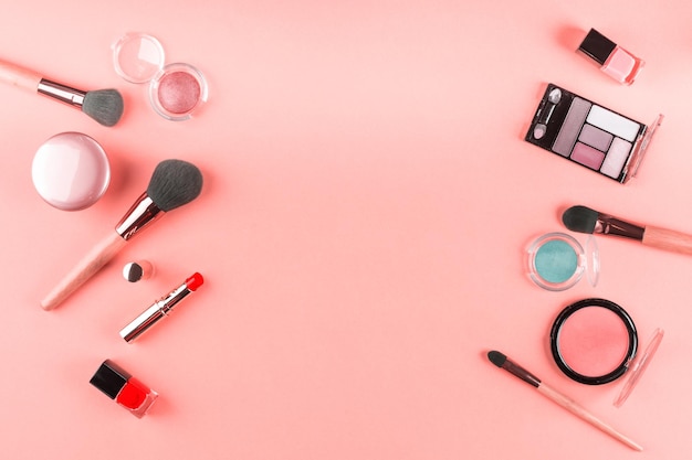Inmediatamente por encima de la toma de productos de belleza en fondo rosa