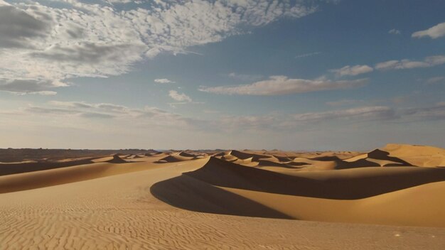 Inmensos desiertos paisajes serenos de arena soleada