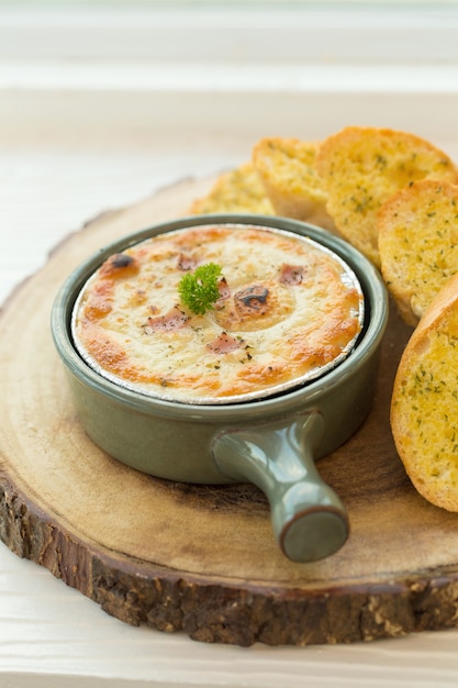 inmersión cocida de la pizza con pan de ajo. foco selectivo.