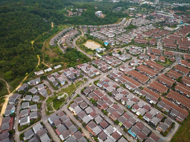 Inmobiliaria de nuevo desarrollo Vista aérea de casas residenciales y vecindarios de entradas durante una puesta de sol o amanecer de otoño Casas muy llenas Vista de arriba hacia abajo sobre casas privadas en phuket, tailandia