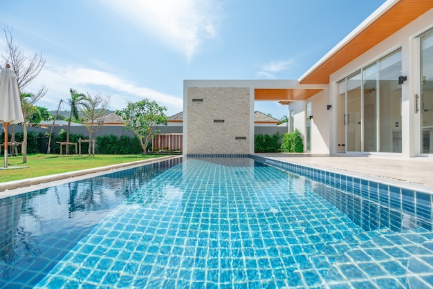 Inmobiliario interior y exterior diseño piscina de la casa.