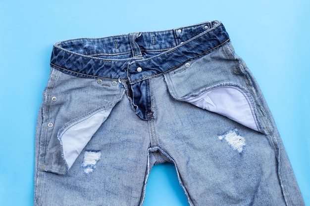 Innen der Jeans auf blauer Oberfläche. Draufsicht