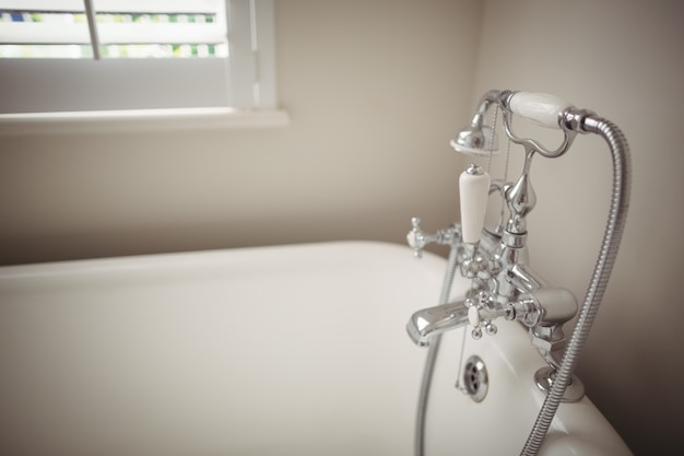 Foto innenansicht der badewanne und des wasserhahns