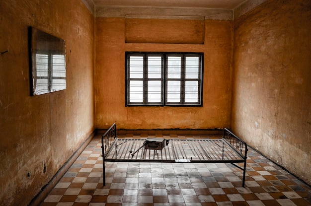 Innenansicht der Gefängniszelle im Tuol-Sleng-Genozid-Museum Phnom Penh Kambodscha