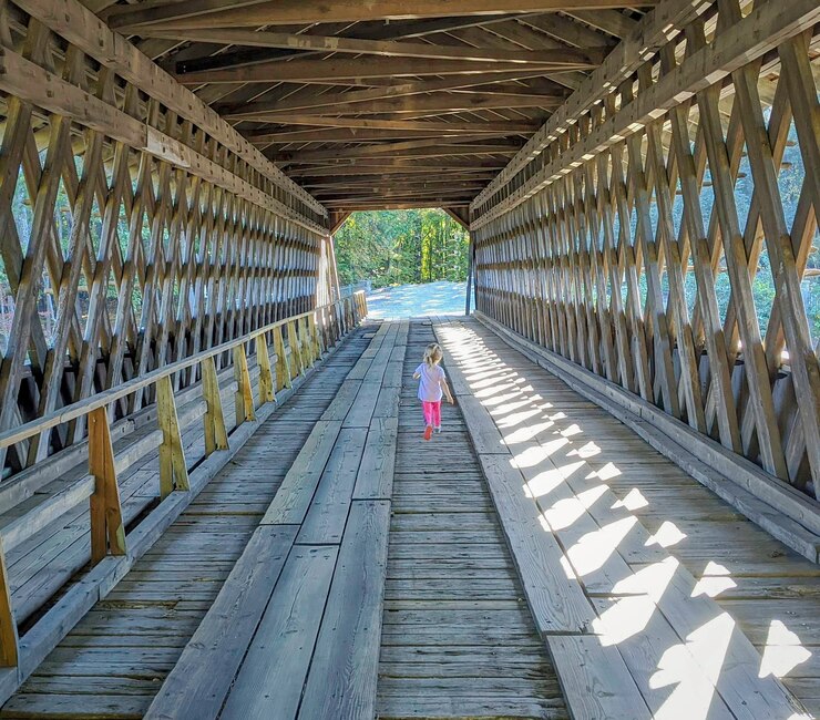 Foto innenansicht der überdachten brücke am steinberg
