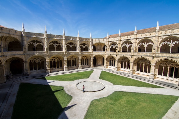 Innenansicht des schönen Marksteins, Kloster des Jeronimos gelegen in Lissabon, Portugal.