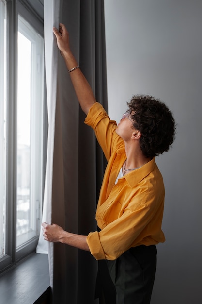 Foto innenarchitekt arrangiert vorhänge im haus