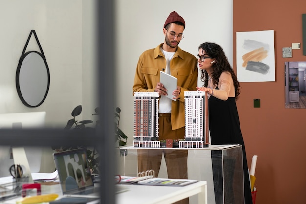 Foto innenarchitektin, die vom büro aus arbeitet