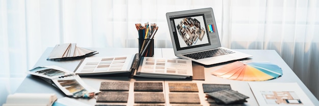 Innenarchitektur-Arbeitsplatz-Tisch und Architektur-Software auf Laptop-Bildschirm mit Mood-Board-Materialien und farbenfrohen Farbproben für die Farbwahl Modernes Innenarchitekturbüro Insight