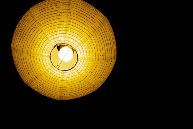 Innenarchitektur der Lampe. Eine LED-Glühlampe leuchtet und hängt unter einem Hausdach.