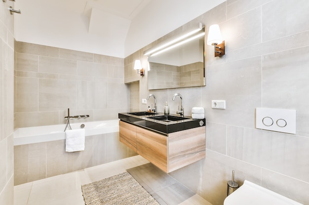 Innenarchitektur des schönen und eleganten Badezimmers